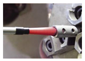 Keramikfaserpinsel in Bohrung – Entgraten von Innenkanten und Bohrungsübergängen